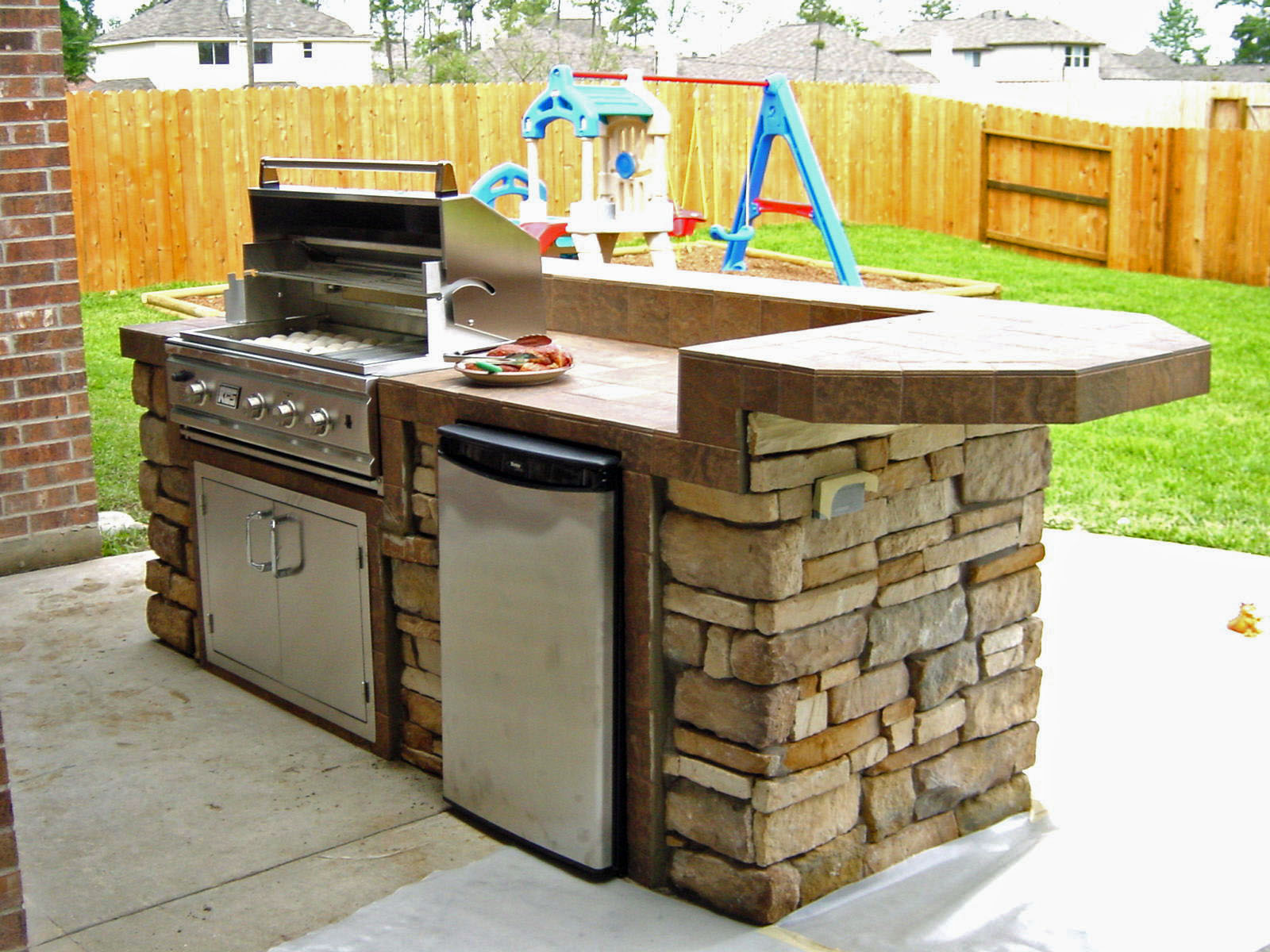 Http Www Outdoorhomescapes Com Sitebuildercontent Sitebuilderpictures Dsc00161 Edited 1 Jpg Small Outdoor Kitchens Outdoor Kitchen Backyard Kitchen